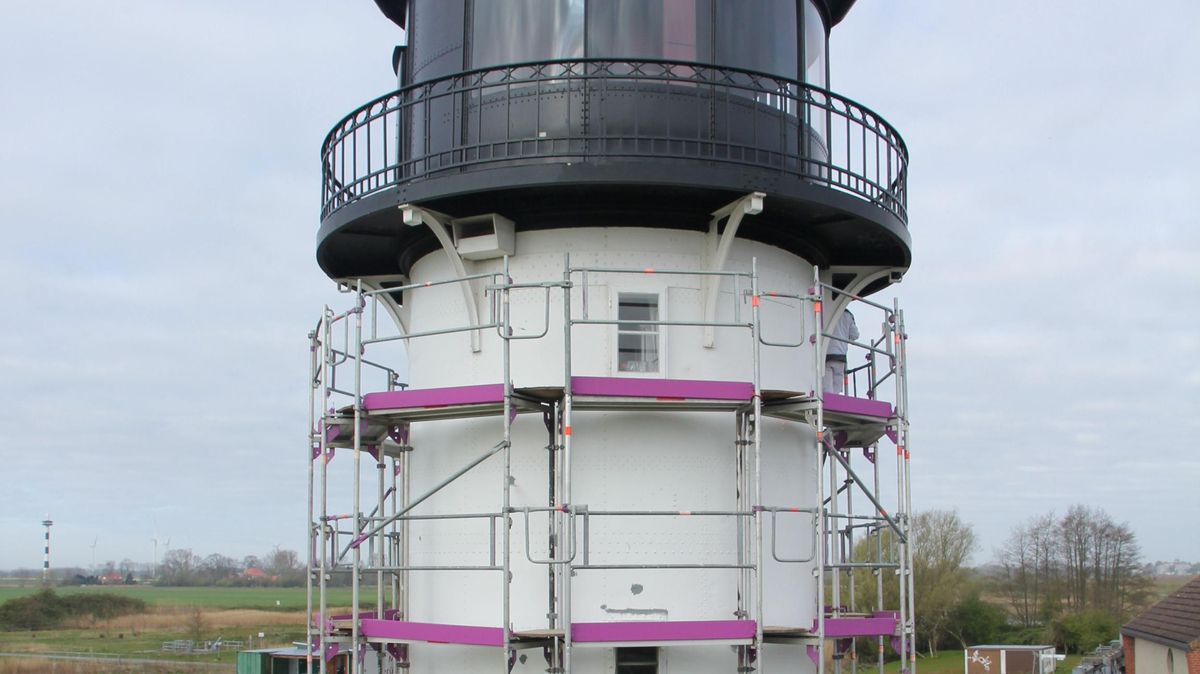 Der Altenbrucher Museumsleuchtturm Dicke Berta ist derzeit eingerüstet. Die Corona-Pause wird für Malerarbeiten genutzt. Foto: Sassen