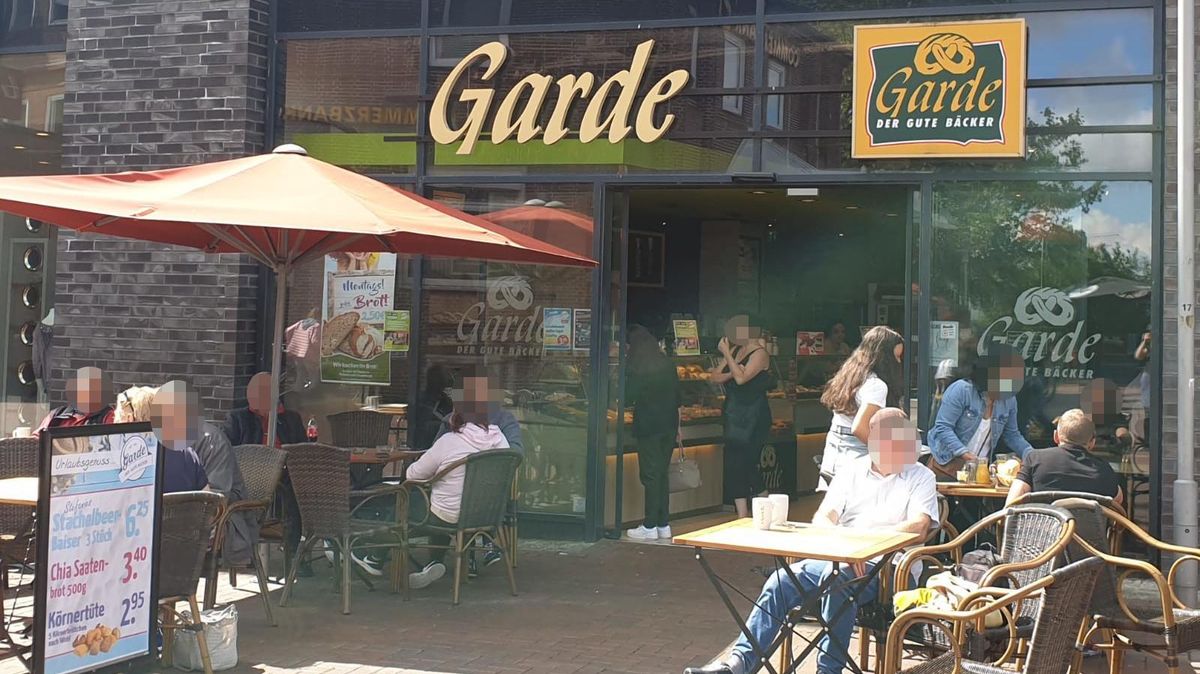 Kundschaft in der Garde-Bäckerei in der Cuxhavener Nordersteinstraße am Freitagvormittag. Das Unternehmen mit seinen insgesamt 34 Filialen allerdings ist - erneut - in Schieflage geraten. Foto: Anders