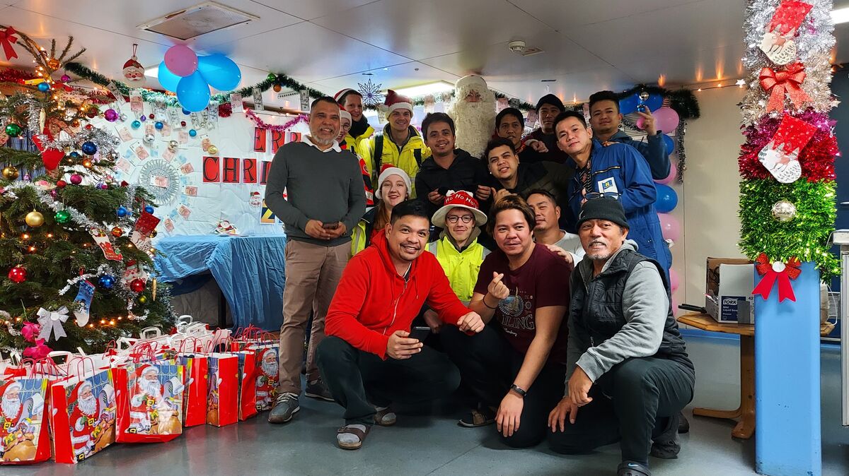 Für die Besatzung des Massengutfrachters "Splittnes" war der Bordbesuch der Seemannsmission eine willkommene Ablenkung zum Arbeitsalltag. Foto: Fischer