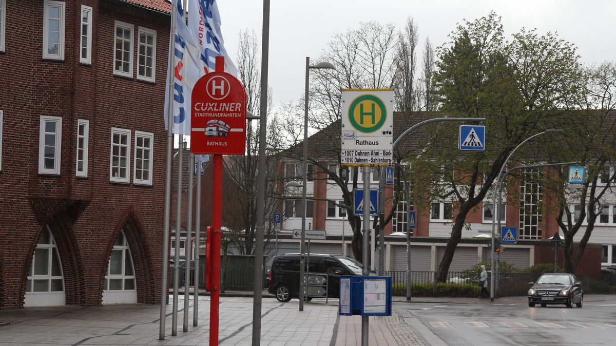 An einem so zentralen Ort wie dem Rathaus mit den Schulen, Kita und Stadttheater in der Nähe gibt es noch keine barrierefreie, überdachte Haltestelle - das soll sich bald ändern. Foto: Reese-Winne