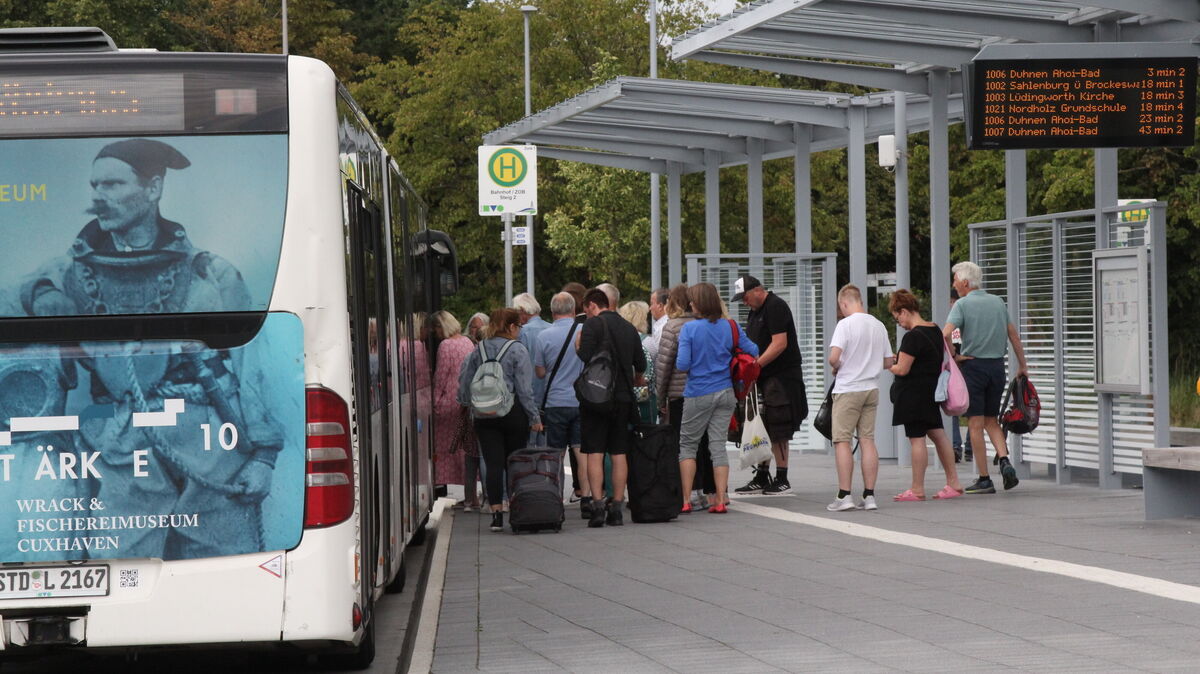 Schlangen am Fahrkartenautomaten könnten sich durch die Umstellung verkürzen. Archivfoto: Reese-Winne