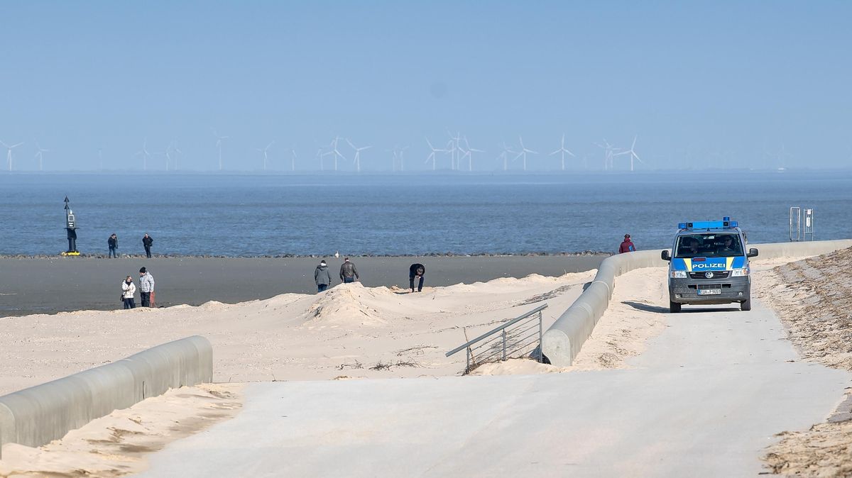 Nachdem es einige Irritationen rund um das Strandverbot in Cuxhaven zur Eindämmung der Corona-Pandemie gegeben hatte, hat die Stadt Cuxhaven klar Stellung bezogen. Foto: Sina Schuldt/dpa