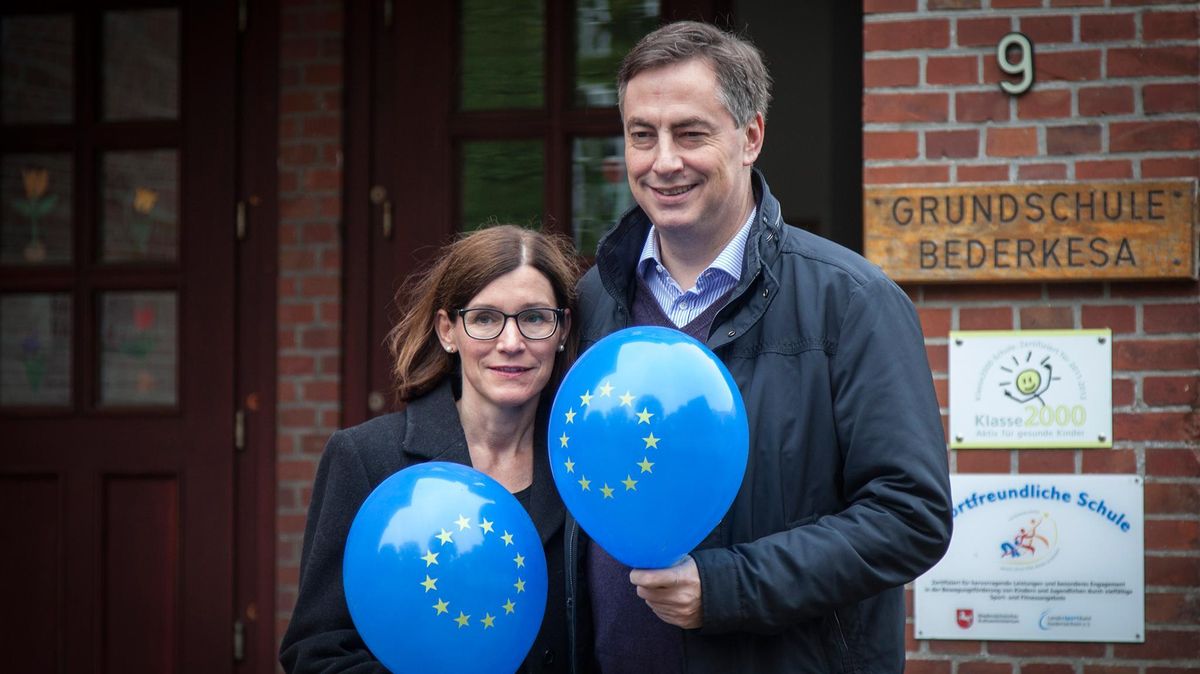 David McAllister und seine Frau Dunja gaben ihre Stimmen am Sonntag in Bad Bederkesa ab. Foto: Mangels