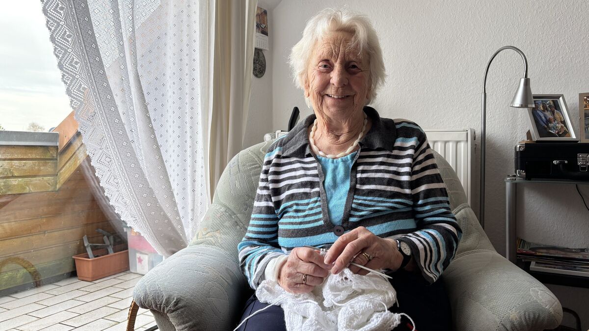 Am liebsten widmet sich das Geburtstagskind der Handarbeit. Foto: Grell