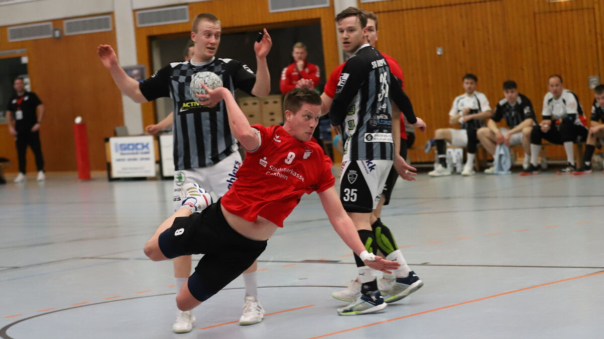 Jan Burgdorf trifft in dieser Szene zum zwischenzeitlichen 5:6 aus Sicht der Altenwalder Handball-Männer gegen die SG Bremen-Ost. Foto: Witthohn