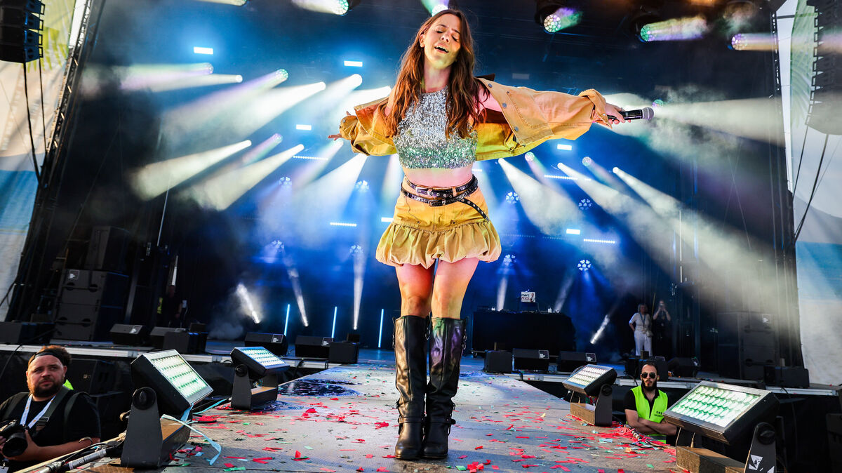 Über eine Million Menschen folgen Vanessa Mai auf Instagram. Kein Wunder. Immerhin zählt sie neben Helene Fischer und Andrea Berg zu den beliebtesten Schlagersängerinnen des Landes. Am Sonnabend, 6. September, singt sie beim Elbstrand-Festival in Otterndorf. Foto: dpa/Reichwein