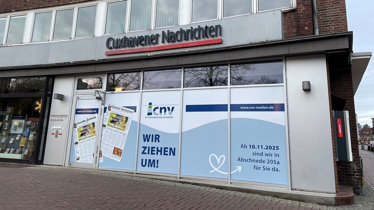Seit wenigen Tagen residiert kein Zeitungsverlag mehr im Pressehaus am Kaemmererplatz. Die Cuxhaven-Niederelbe Verlagsgesellschaft (CNV) weist mit großer Werbung auf den Schaufenstern auf den neuen Standort an der Abschnede hin. Foto: Lütt