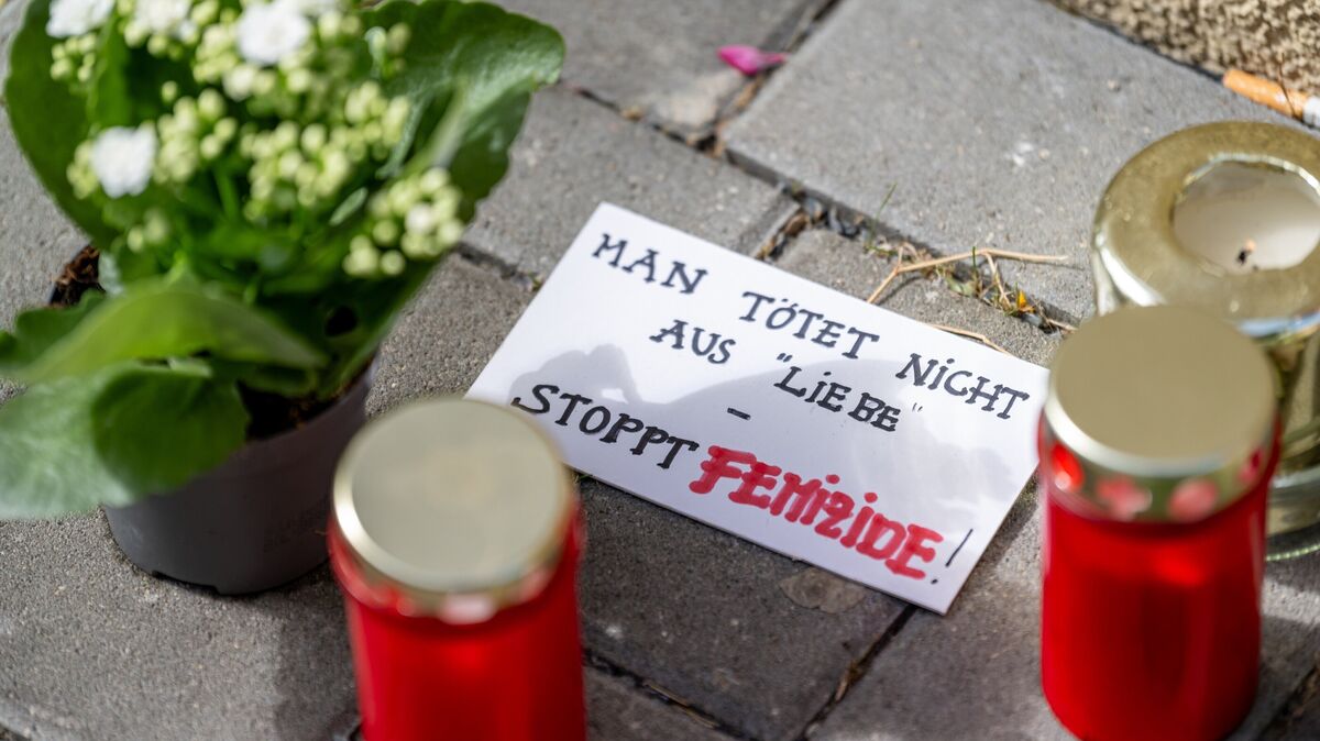 Blumen und Kerzen liegen nach einem tödlichen Messerangriff vor einem Hauseingang in Berlin-Friedrichsfelde neben einem Zettel mit der Aufschrift „Man tötet nicht aus Liebe - Stoppt Femizide“. Symbolfoto: Fabian Sommer/dpa