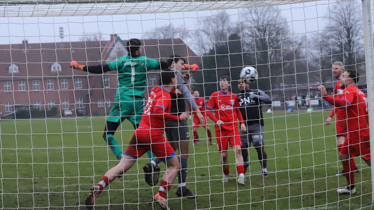 Torhüter Nico von Rönn boxte sich den Ball nach einer Ecke von Kevin Ujvari in der 37. Minute zum 3:0 ins eigene Netz. Der Gäste-Torwat hatte wahrlich nicht seinen besten Tag erwischt. Foto: Witthohn