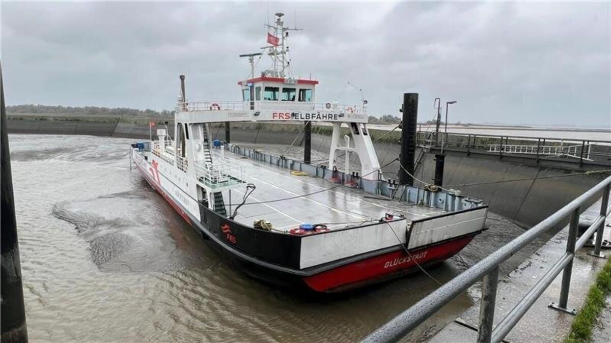 Wegen extremen Niedrigwassers setzt die Elbfähre Glückstadt-Wischhafen an drei Tagen zeitweise aus. Foto: Wolfgang Kilian