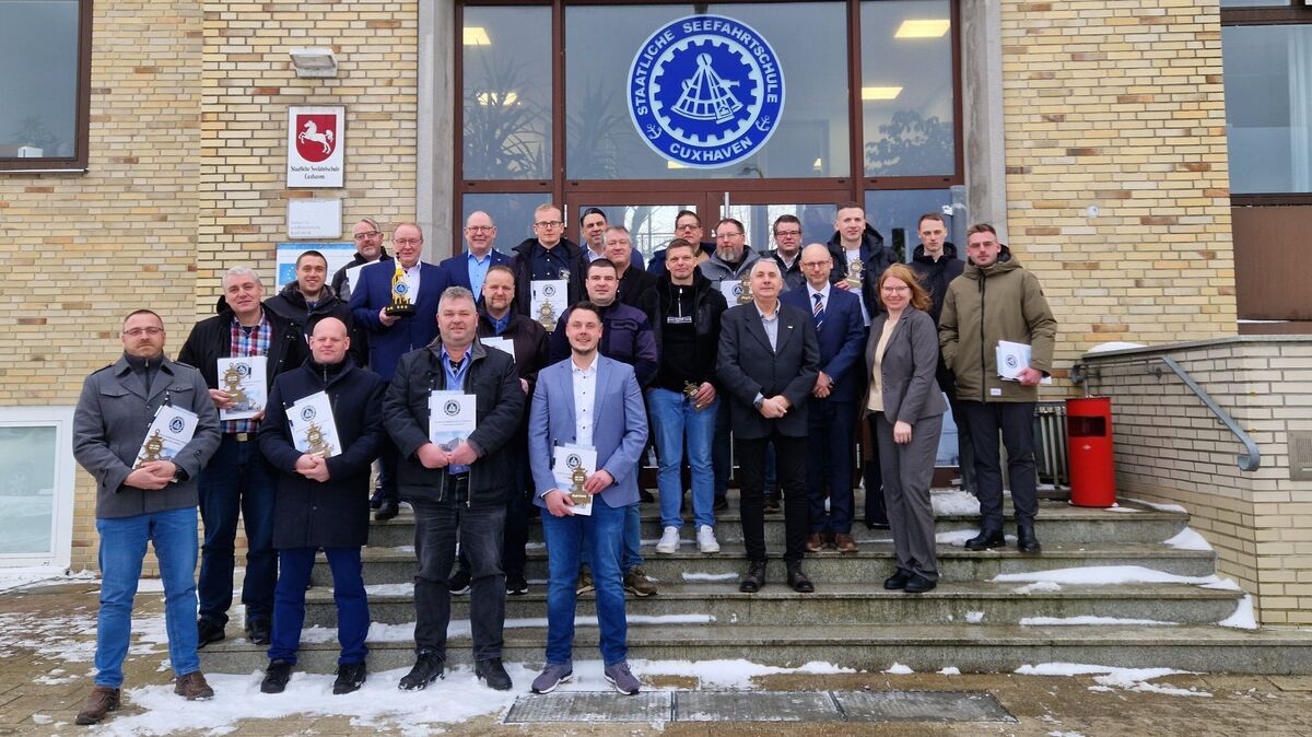 Ein letztes Foto mit den Abschluss- und Befähigungszeugnissen: Die scheidenden Lehrgangsteilnehmern mit ihren Lehrkräften auf der Treppe der Staatlichen Seefahrtschule Cuxhaven. Foto: Larschow