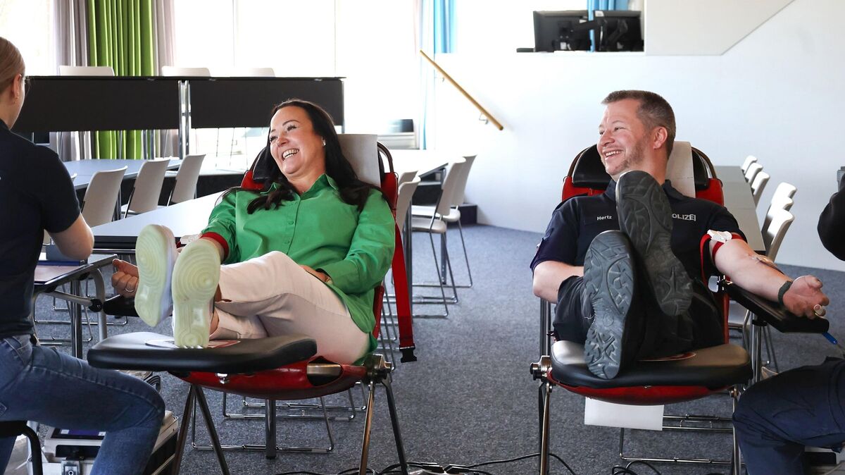 Stephanie Bachmann aus der Stabsstelle Rettungsdienst beim Landkreis Cuxhaven und Stephan Hertz, Pressesprecher der Polizeiinspektion Cuxhaven, spenden im Kreishaus Blut. Foto: Larschow