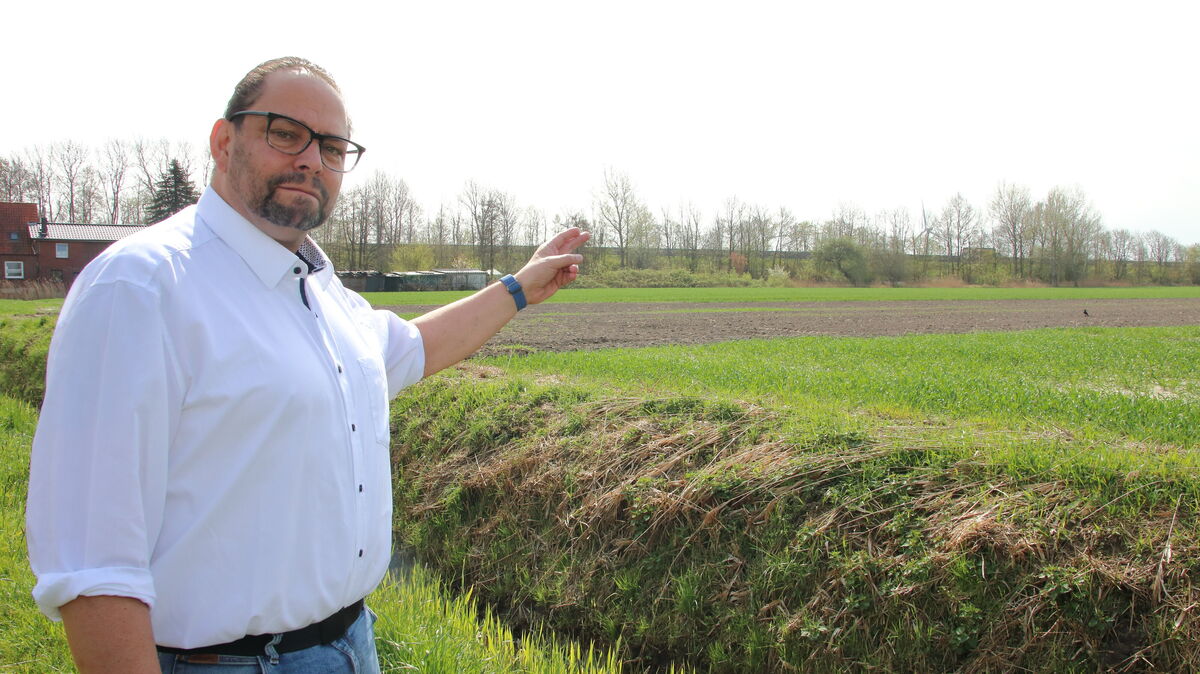 Von seiner Grundstücksgrenze aus kann Bernd Hartig direkt auf die A27 blicken. Der Verkehr dort ist aus seiner Sicht ein Indikator für Wachstum. Wohnqualität dürfe darüber allerdings nicht verloren gehen, meint der SPD-Ratsherr. Foto: Koppe