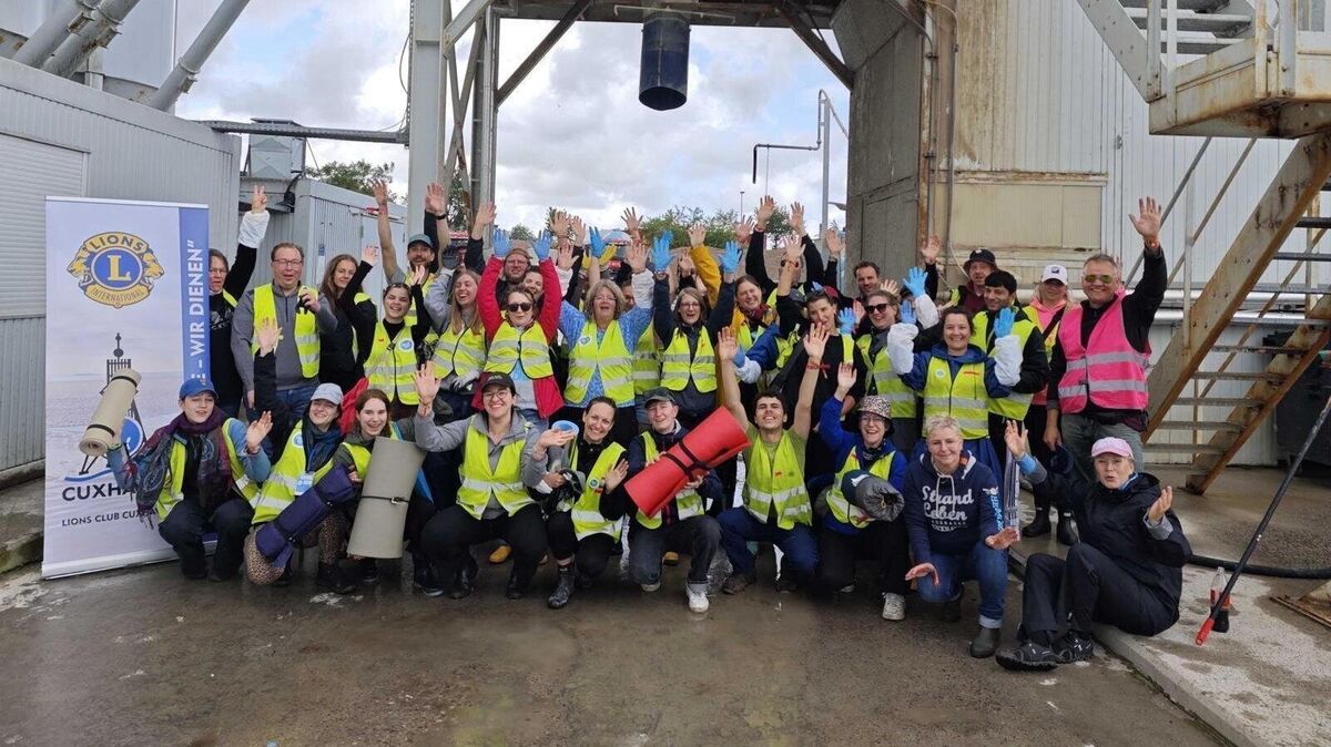Bereits zum sechsten Mal waren Mitglieder vom Lions Club Cuxhaven gemeinsam mit Hanseatic Help beim Deichbrand im Einsatz. Foto: Lions Club Cuxhaven