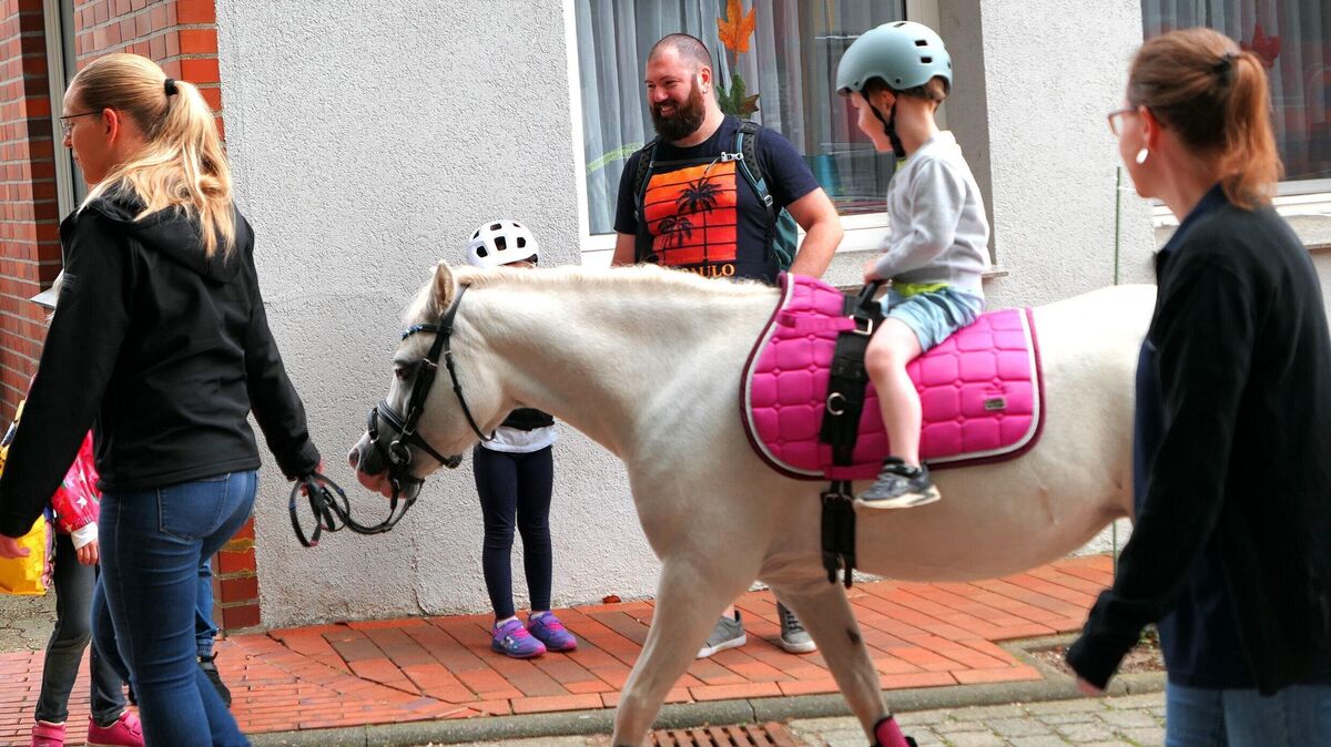 Ponyreiten gehört beim Traditionsfest „Ründ üm de Kark“ rund um die St.-Jacobi-Kirche in Lüdingworth zu den Angeboten für Kinder. Foto: Giesecke