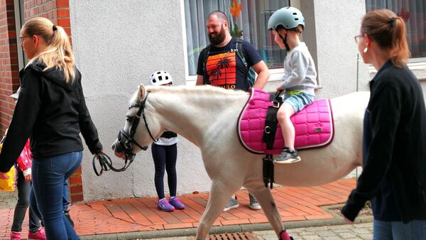 "Ründ üm de Kark" bringt Lüdingworth zusammen: Flohmarkt und Spaß für ganze Familie