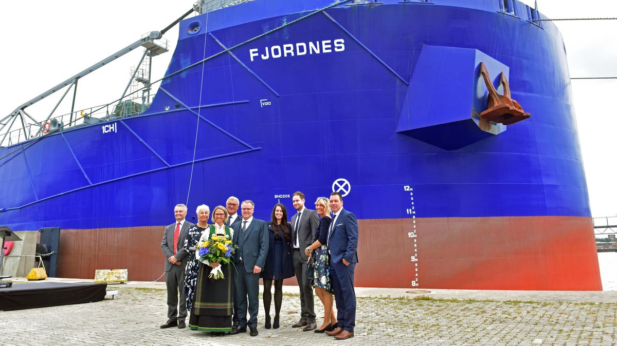 Die Taufgesellschaft in Kiel vor der "Fjordnes" mit Taufpatin Hilde Sandvik (in norwegischer Tracht) und Reeder Hans-Jürgen Hartmann aus Cadenberge (im Hintergrund). Foto: Behling (Kieler Nachrichten)