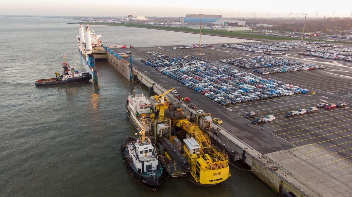 Der neue Liegeplatz 4 bei Cuxport, der sonst hauptsächlich für den Autoumschlag gebraucht wird, bot aufgrund der großen Wassertiefe ideale Voraussetzungen für das schwierige Manöver, bei dem das Baggerschiff (vorne) in das Dockschiff "Rolldock Sea" eingeschwommen wird. Zwei Wulf-Schlepper sind dabei behilflich. Foto: Redaktion