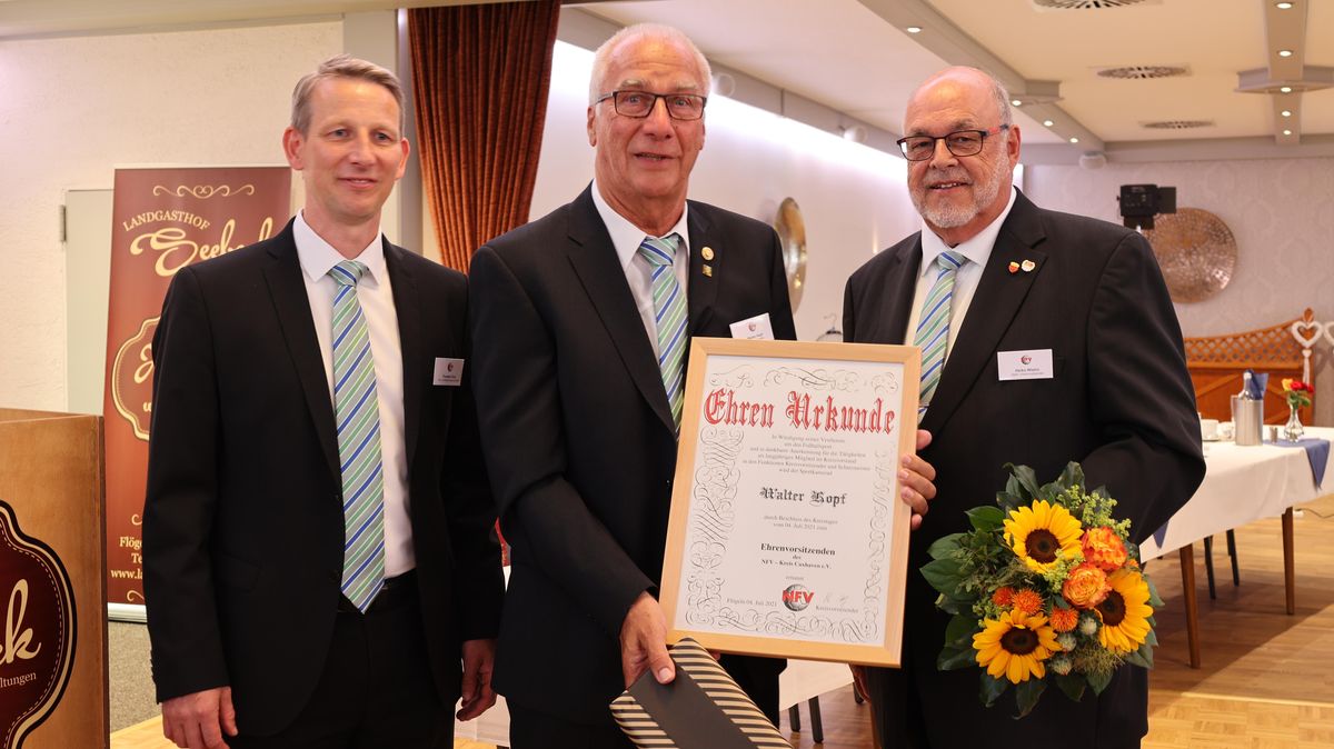 Beim Kreis-Fußballtag in Flögeln wurde der scheidende Vorsitzende Walter Kopf (M.) zum Ehrenvorsitzenden ernannt. Sein Nachfolger ist Thorsten Holz (l.). Heiko Wiehn (r.) ist nicht mehr stellvertretender Vorsitzender, aber weiterhin Ehrenamtsbeauftragter.