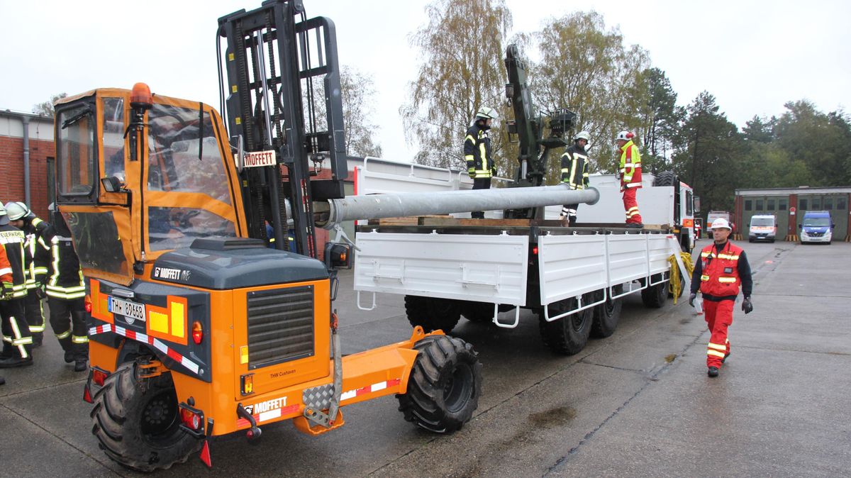 Mit zwei Gabelstaplern wurden die Rohre auf Lkw von THW und DLRG verladen. Das Material lagert im ehemaligen Munitionsdepot Oxstedt. Foto: Sassen