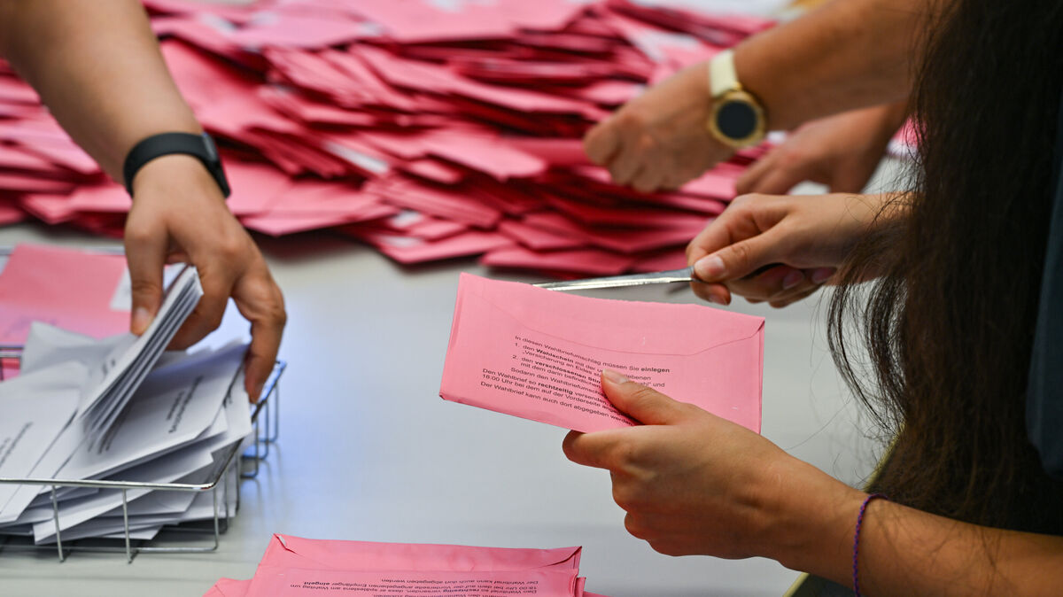 Am 23. Februar ist es soweit, dann stehen die vorgezogenen Bundestagswahlen an. Immer mehr Wähler und Wählerinnen gehen gar nicht am Wahltag selbst zur Wahlurne, sondern stimmen per Briefwahl ab. Foto: Patrick Pleul