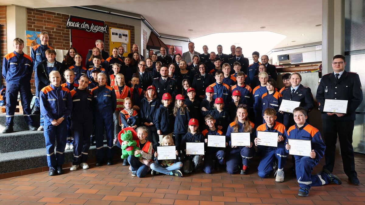 Die Kinder- und Jugendfeuerwehren aus der Stadt Cuxhaven waren mit Abordnungen im „Haus der Jugend“ zusammengekommen, um die Urkunden mit den Spendensummen aus der CN/NEZ-Adventsaktion entgegenzunehmen. Fotos: Kolbenstetter