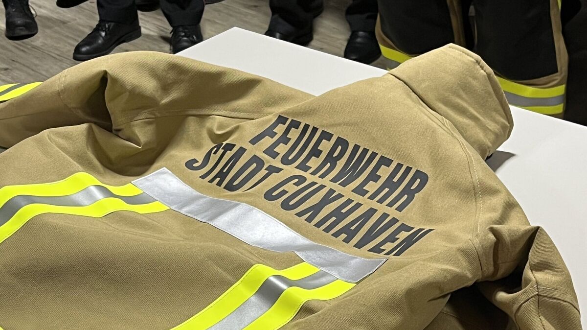 Die neue Einsatzkleidung trägt die einheitliche Aufschrift "Feuerwehr Stadt Cuhaven". Denn als solche verstehen sich die Ortsfeuerwehren. Foto: Reese-Winne