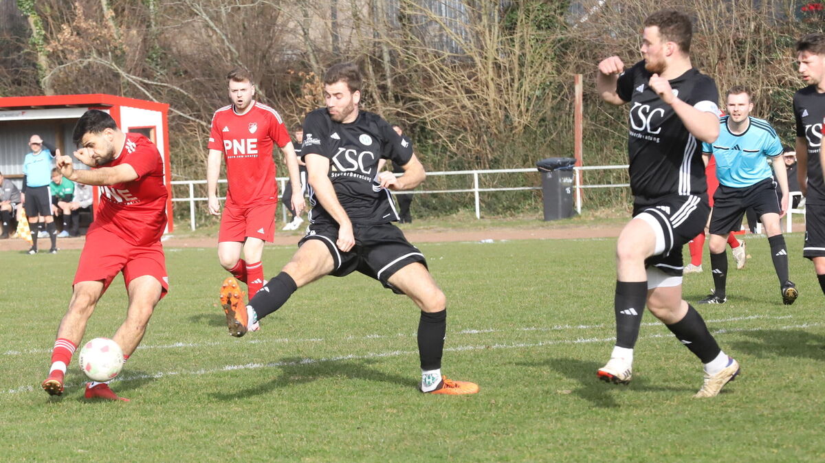 Ramazan Topcu zieht in dieser Szene ab. Der Altenwalder möchte sein Torkonto (bisher vier Treffer) erhöhen. Foto: Witthohn