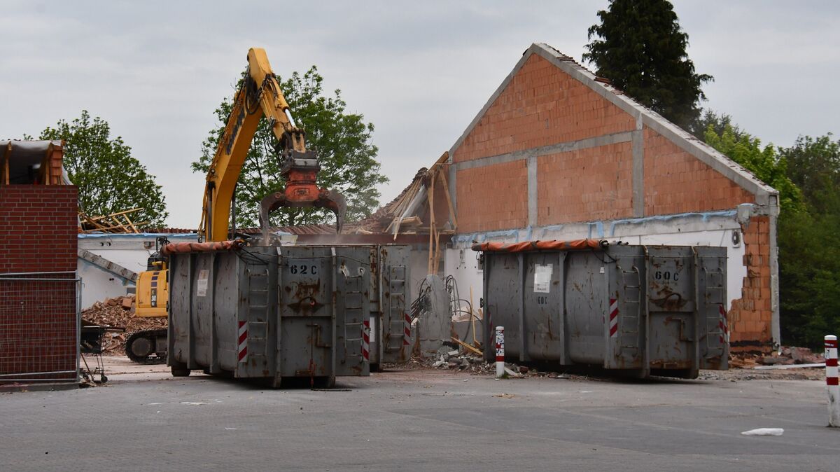 Auf dem Gelände wird derzeit ein Lebensmitteldiscounter abgerissen. Hier ereignete sich kürzlich ein Arbeitsunfall. Foto: Schröder