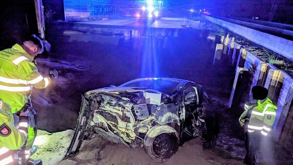 Unter Drogeneinfluss? Autofahrer fährt auf A27 in Richtung Cuxhaven in Baugrube