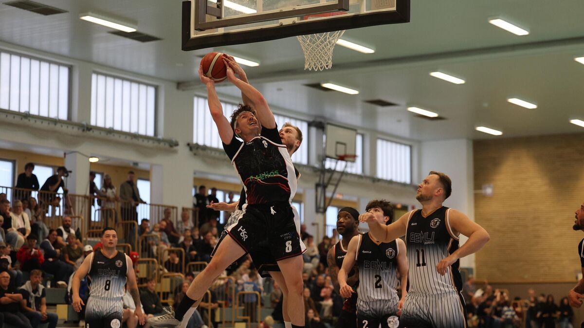 Neuzugang Kristian Solvsten Willumsen setzt sich gegen die Bremerhavener Defensive durch. Der Däne gehört seit dieser Saison zum Kader der BasCats. Foto: May