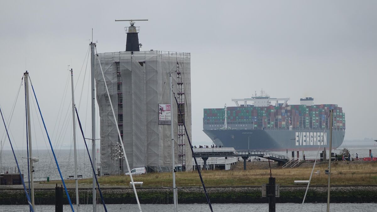 Der 34 Meter hohe Radarturm im Cuxhavener Hafen bekommt eine Schönheitskur. Im Hintergrund passiert das 399 Meter lange Containerschiff "Ever Gifted". Foto: Fischer