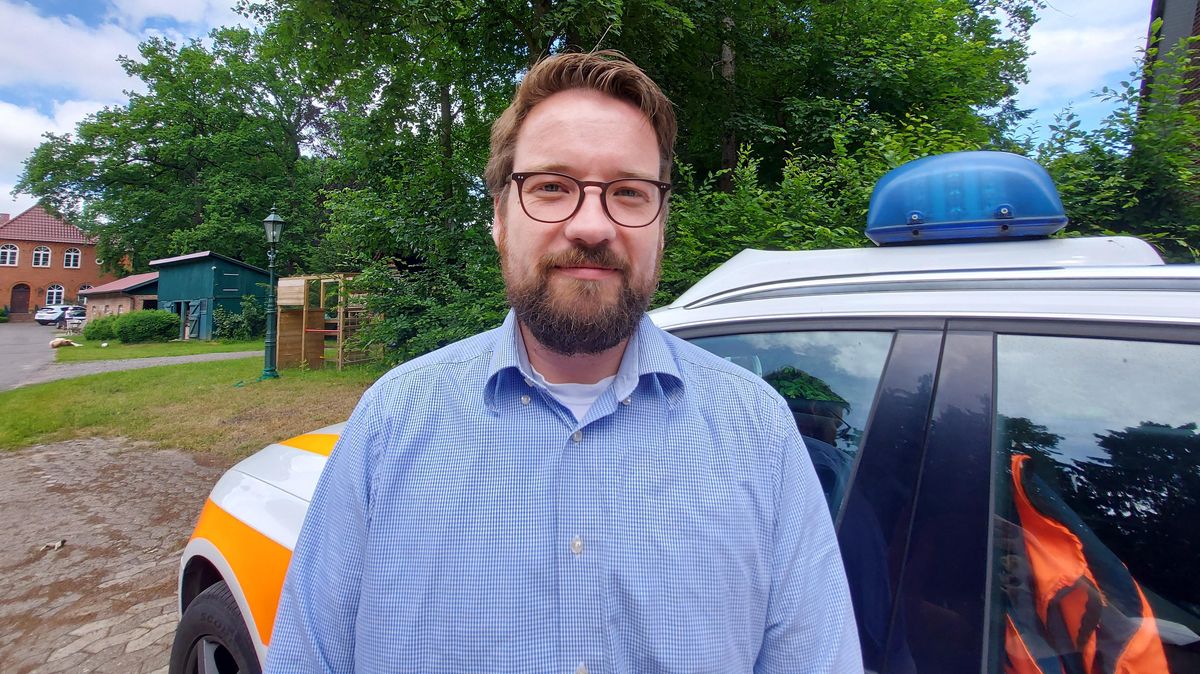 Friedrich von Saldern war am Montag vor Ort, als am Hemmoorer Bahnsteig eine Frau bei einem Zugunglück ums Leben gekommen ist. Als DRK-Einsatzkraft hat er sich vor allem um die Kinder gekümmert, die den Unfall hautnah miterleben mussten. Anschließend übergab er sie an die Notfallseelsorge. Foto: Anders