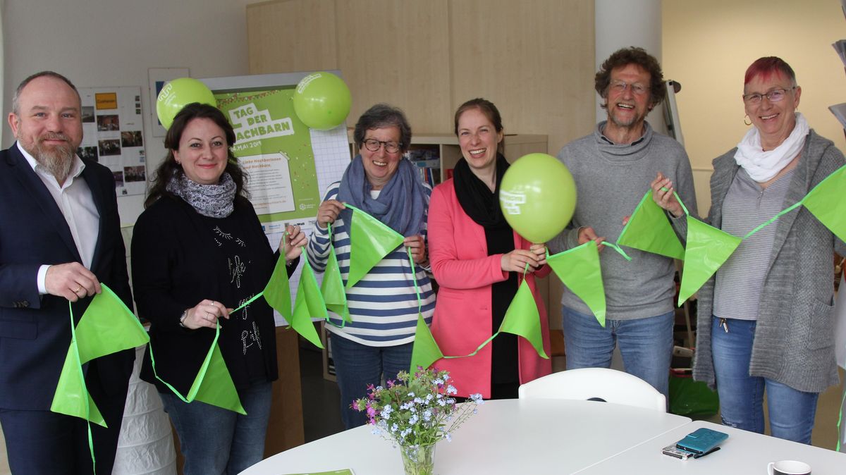 Sie bringen sich schon mal mit Deko in Stimmung für den "Tag der Nachbarn": V.l. Jörg Flehnert, Darine Akkad, Anita Hanel, Lena Raddatz-Flehnert, Rudolf Zimmermann und Karin Stehr (beide aus dem Begegnungszentrum Süderwisch). Foto: Reese-Winne