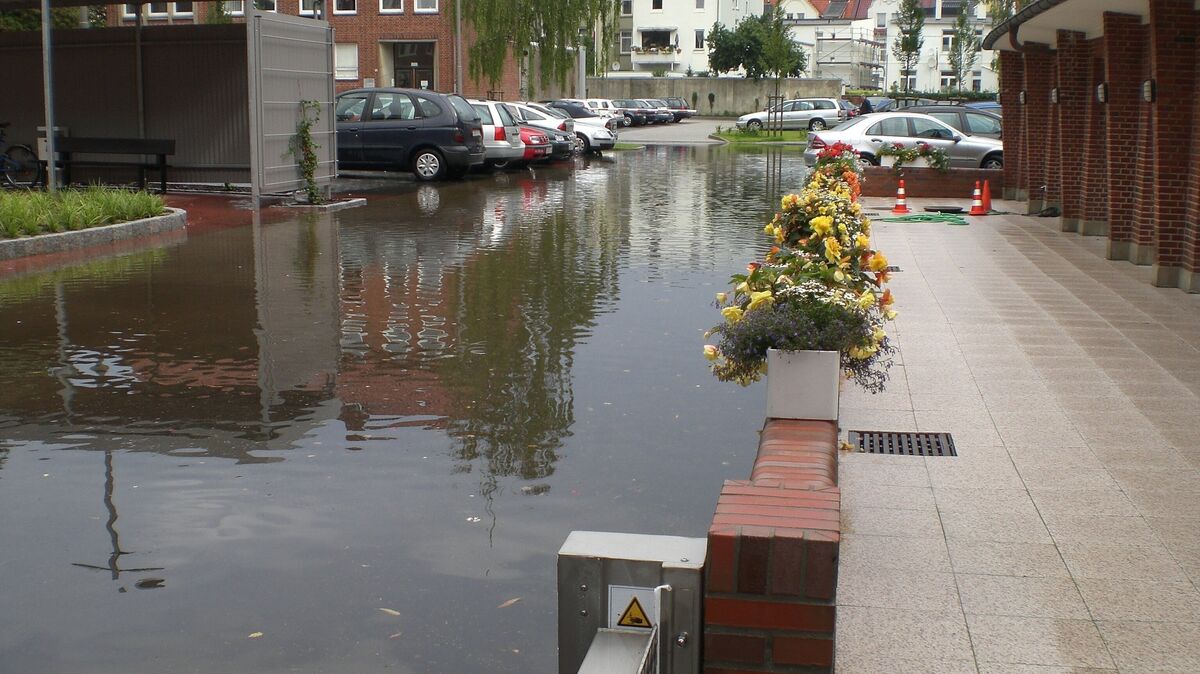 Starkregen ist eine Bedrohung für viele Teile Cuxhavens. Auch auf dem Parkplatz des Cuxhavener Rathauses (Foto) laufen Wassermassen zusammen. Das ist durchaus Absicht. Archivfoto: Wildfang