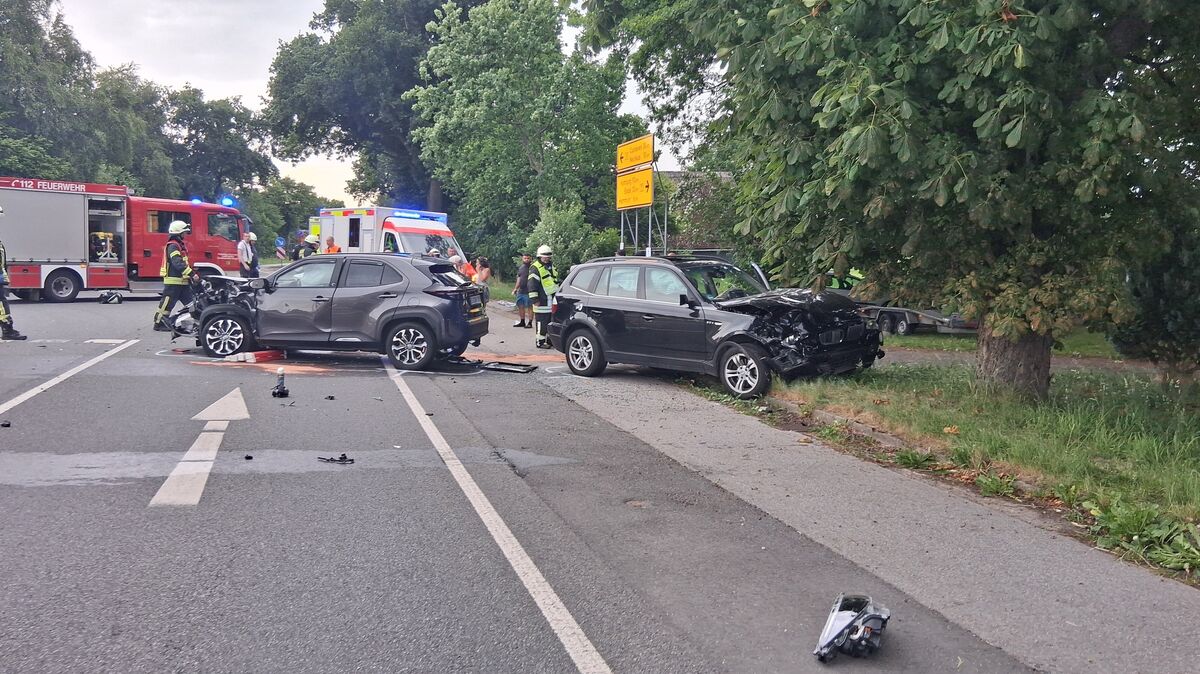 Auf der B73 prallen die Fahrzeuge heftig zusammen. Die Bundesstraße muss für die Rettung, Unfallaufnahme und Aufräumarbeiten für viereinhalb Stunden voll gesperrt werden. Foto: Lange