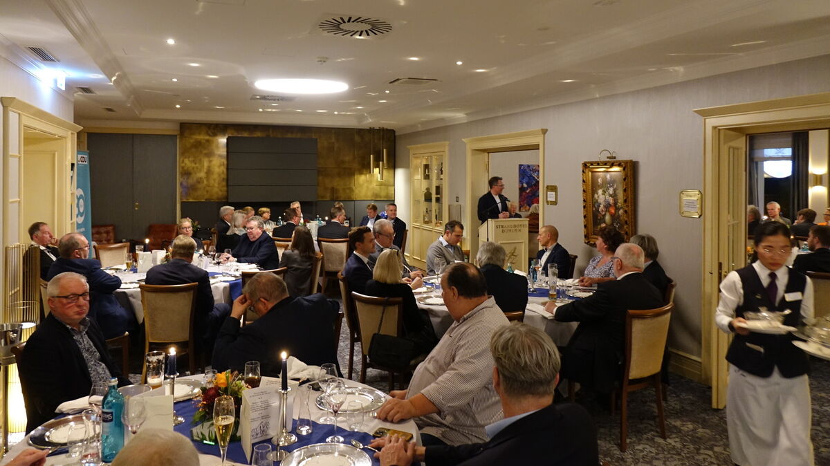 Beim traditionellen Martinsgansessen der Cuxhavener CDU im Strandhotel Duhnen diskutierten Parteimitglieder und Gäste über lokale und politische Themen. Foto: Larschow