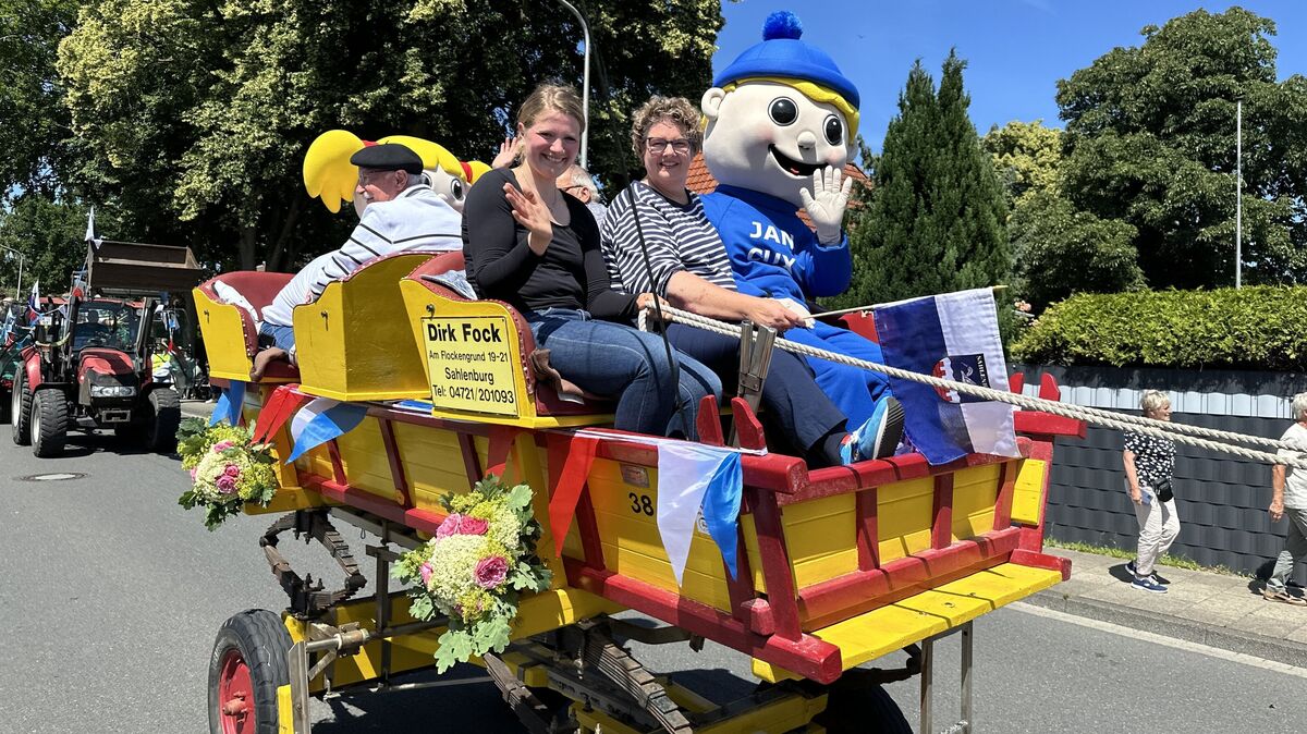 Ortsbürgermeisterin Claudia Bönnen (Mitte) und Kutschführerin Tina Fock genießen den großen Jubiläumsumzug im Sommer 2025 anlässlich der 700-Jahr-Feier des Ortsteils Sahlenburg. Foto: Reese-Winne