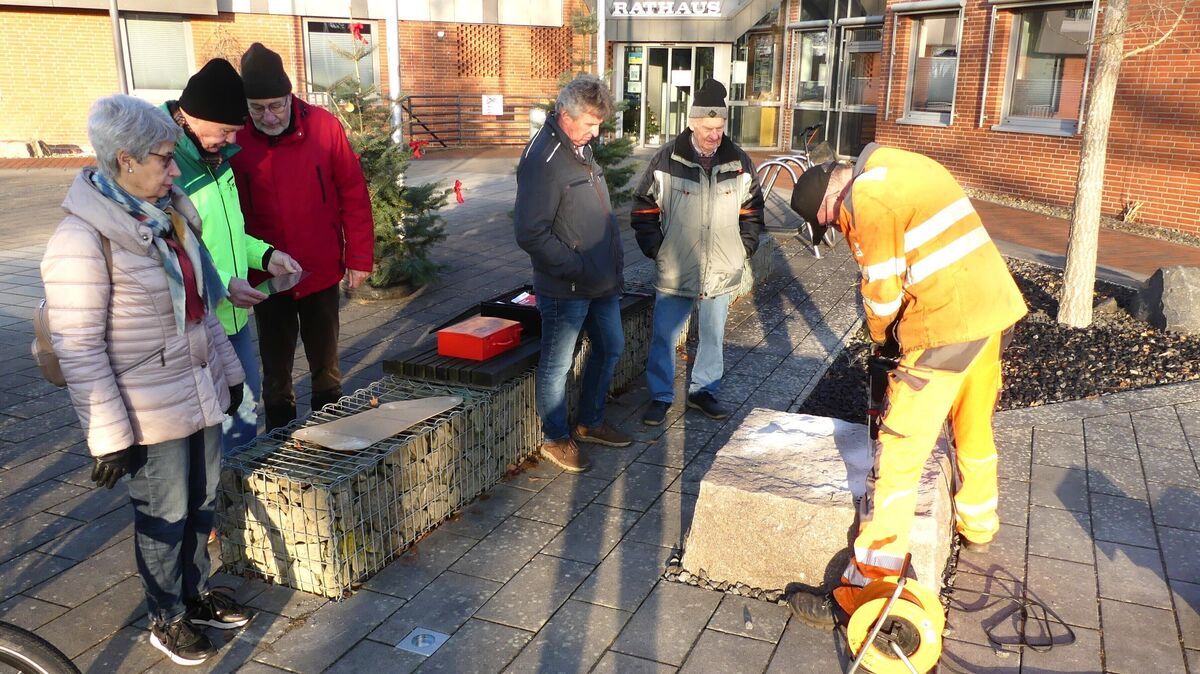 In dieser Woche erfolgten die vorbereitenden Arbeiten für die Aufstellung des "Zementpackers" auf dem Rathausplatz in Hemmoor. Mittels Bohrschablonen sorgten Ehrenamtliche und Mitarbeiter des Bauhofes dafür, die Positionen der Löcher im Sockel für die Statue exakt zu bestimmen und eine Hinweistafel anzubringen. Foto: Brandt