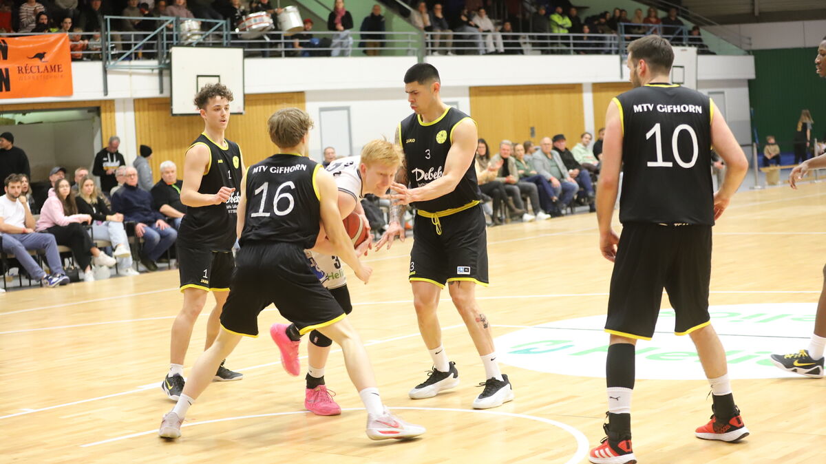 Bjarne Schwarze (weißes Trikot) machte im letzten Heimspiel beim Sieg über Gifhorn eine gute Partie. Gegen Hannover müssen alle Cuxhavener Korbjäger über sich hinauswachsen. Foto: Witthohn