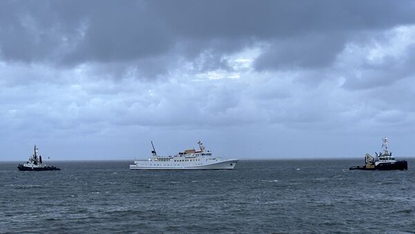 Nach Antriebsausfall vor Helgoland: So erreichte der Schleppzug den Cuxhavener Hafen