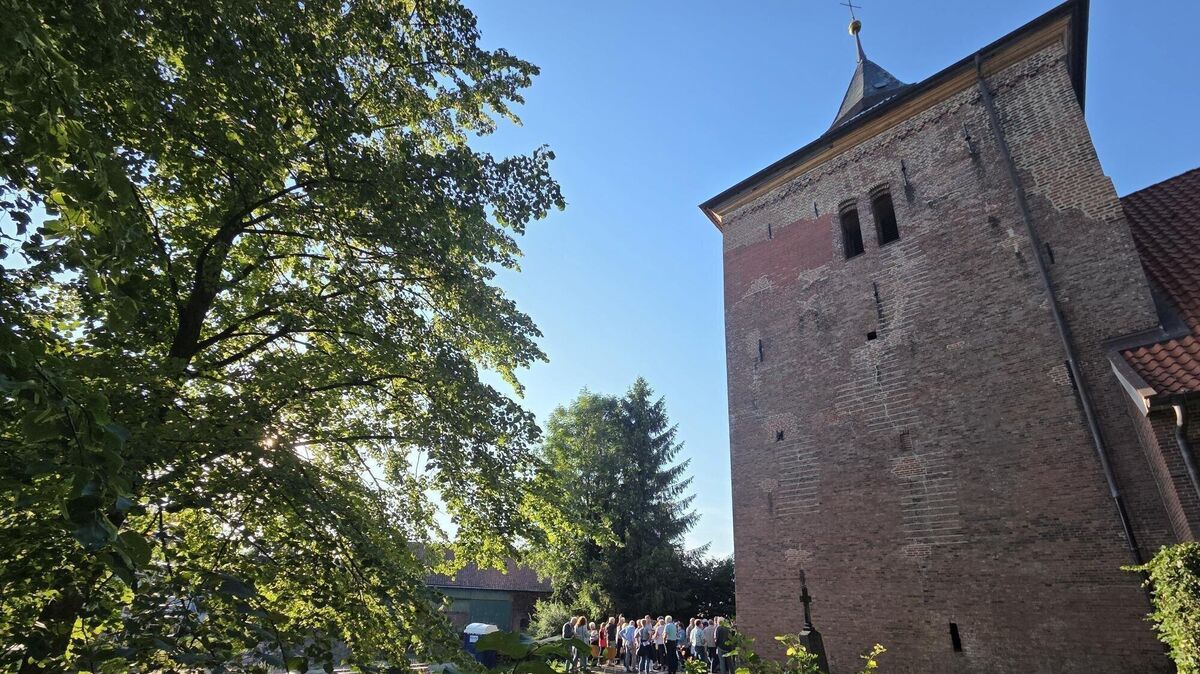 Der Kirchturm der St.-Nicolai-Kirche prägt seit Jahrhunderten das Ortsbild von Nordleda. Nach rund einem Jahr Bauzeit gilt das Wahrzeichen nun wieder als standsicher. Foto: Brettschneider