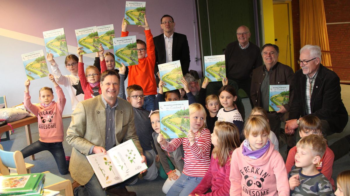 Die begeisterte Reaktion der Franzenburger Grundschulkinder auf das Buch machte den Gästen sichtlich Spaß: Vorn Olaf Mohr, hinten v.l. Harald Schedler, Horst Duncker, Andreas Schwanke und Ahrend Müller. Foto: Reese-Winne