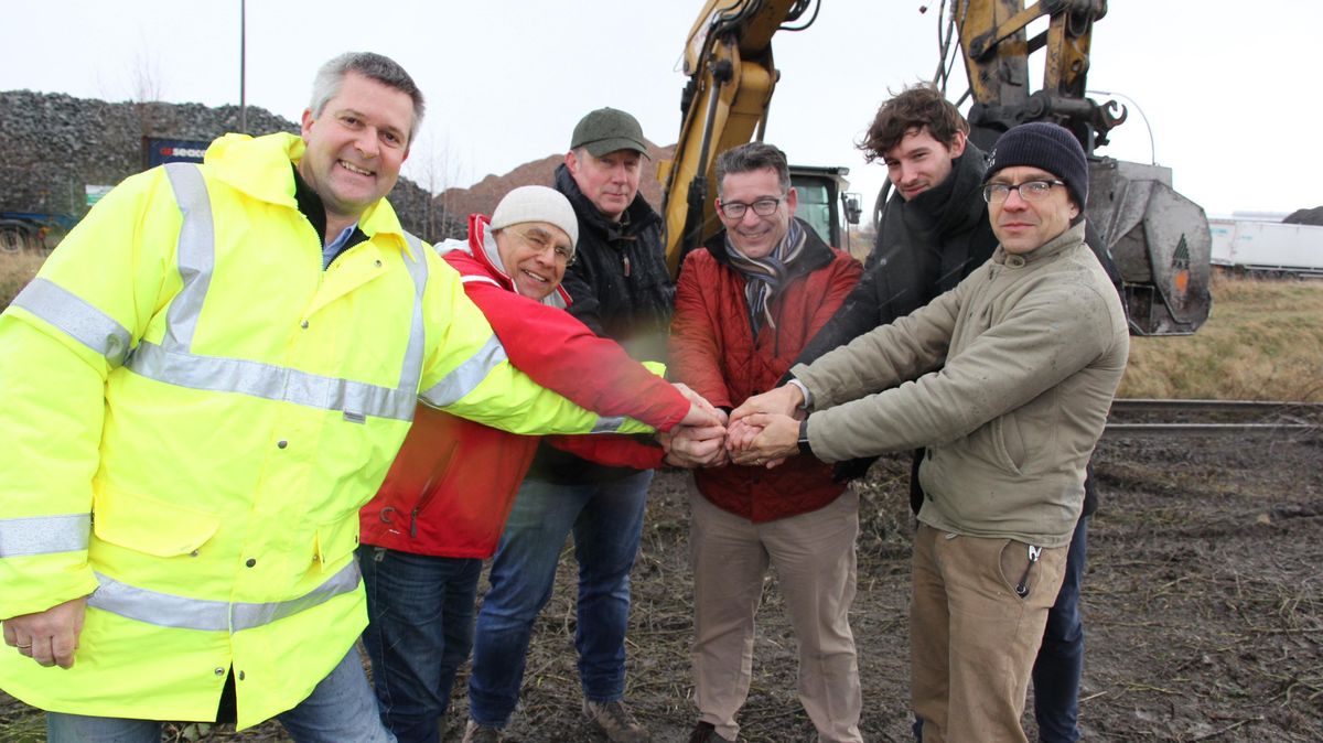 Wollen gemeinsam das Projekt "Holzheizkraftwerk für Cuxhaven" verwirklichen: (v.l.) Planer Frank Berghorn, Projektierer Hermann Schlesinger, Mitgesellschafter Hanke von Döhlen, Thomas Schmid und Felix Michel (Fontavis AG) und Thorsten Schlesinger, Geschäftsführung. Derzeit wird das 12.000-Quadratmeter-Grundstück an der Neufelder Straße gerodet, von Gleisen befreit und eingeebnet. Anschließend soll der erste Spatenstich erfolgen. Foto: Sassen