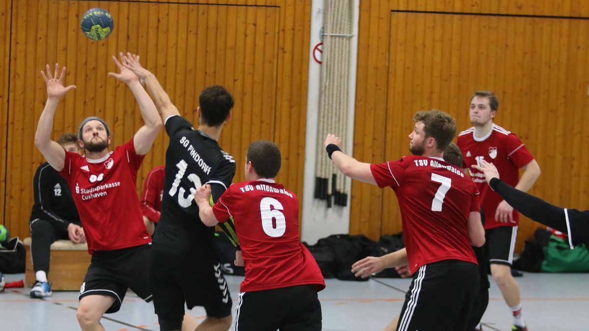 Die Herren vom TSV Altenwalde (rote Trikots) wollen in der Abwehr Ballgewinne erzwingen, um dann mit ihrem Tempospiel den Gegner zu überrollen. Fehlen wird dabei aber Marc Oswald (l.). Allerdings Mirco Neu (6), Björn Oswald (7) und Volker Ahl (r.) werden in der Defensive zupacken. Foto: Lütt