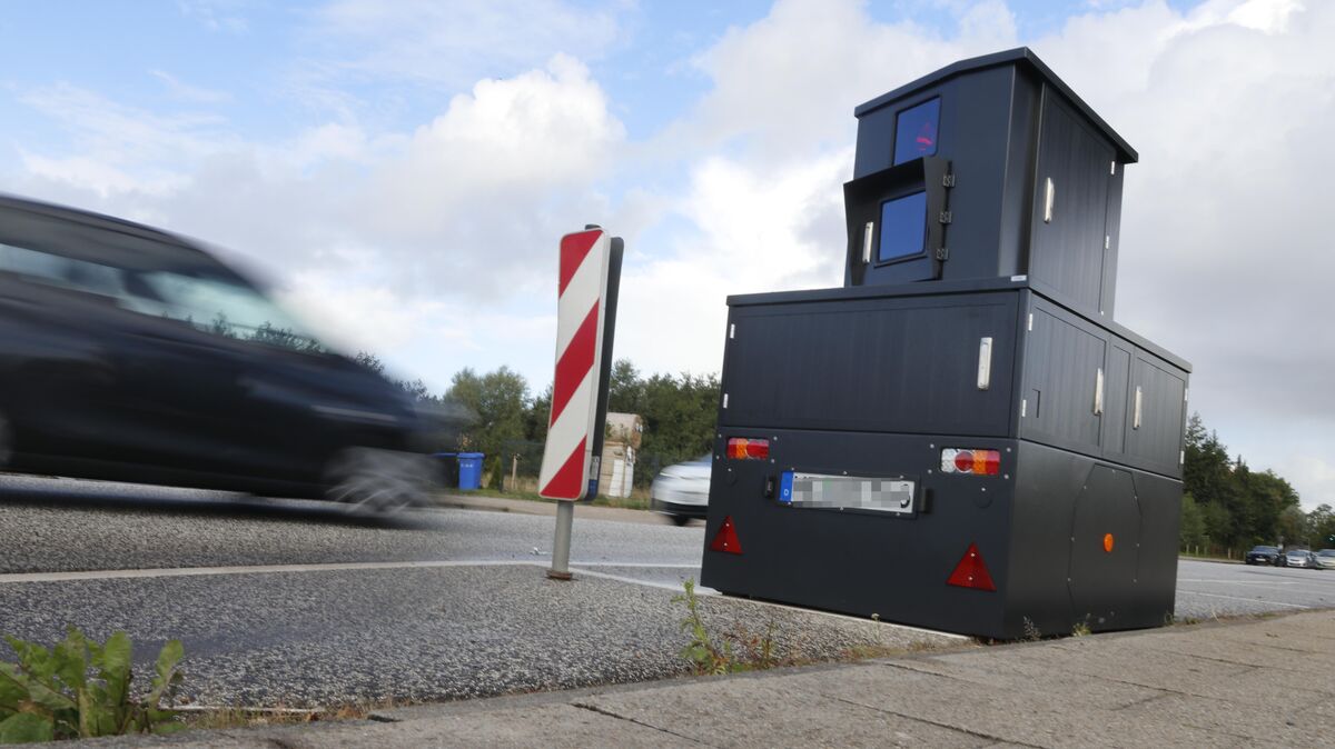 Aus der Entfernung ist der "Kasten" nur schwer auszumachen: Das neue Messgerät ist bereits seit Donnerstagabend scharfgeschaltet. Foto: Koppe 