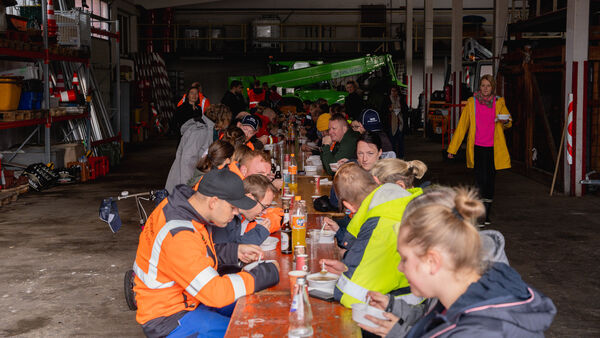 Klar schiff gemacht: Zahlreiche Freiwillige setzen sich für einen sauberen Hafen ein