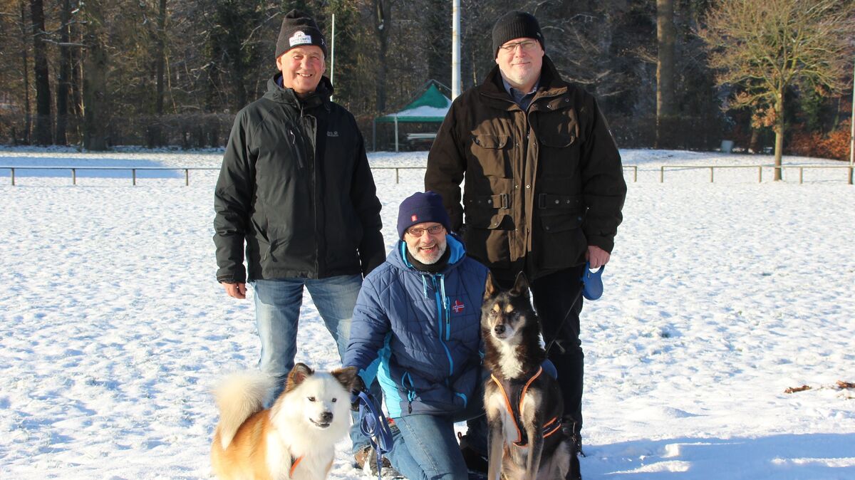 Die Organisatoren des Wingster Schlittenhunderennens Hartmut Dupke aus Husum, Klaus Holtmann aus der Wingst und Thomas Martens aus Holzbunge (v.l.) besprachen das weitere Vorgehen nach der Absage des Rennens am Wochenende. Foto: Joppien