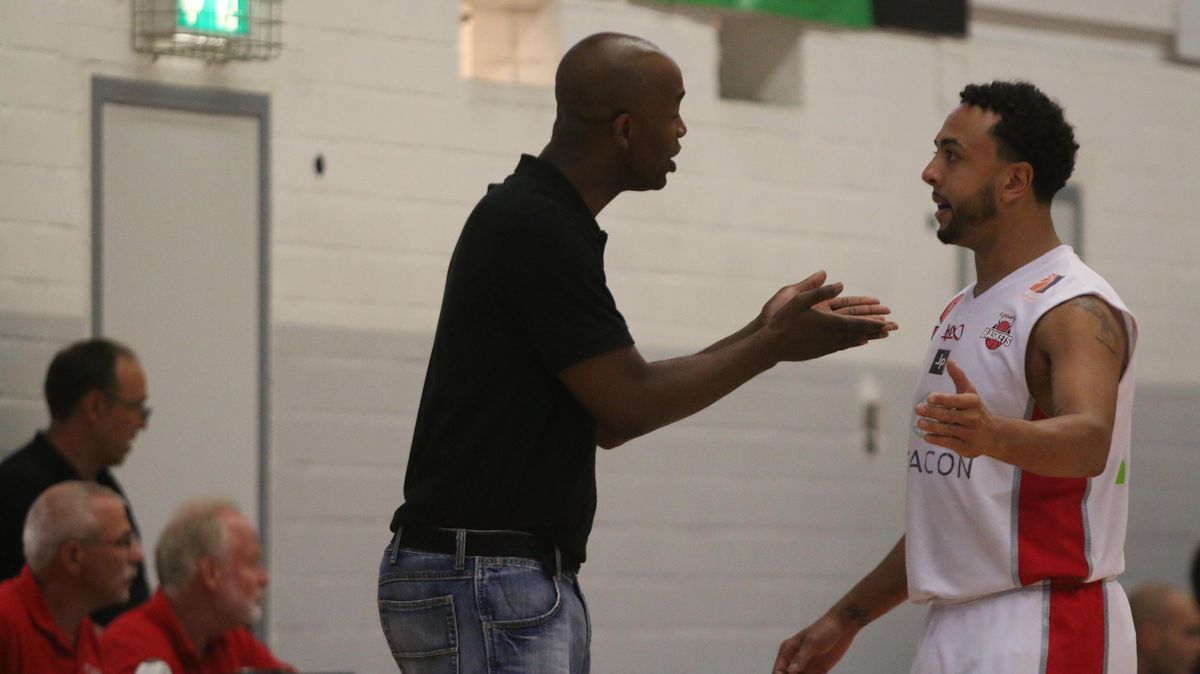 Coach Darren Stackhouse (l.) und Spielmacher Jordan Rezendes waren offenbar nicht immer einer Meinung, aber am Dienstagabend soll eine Auseinandersetzung zwischen den beiden während des Trainings eskaliert sein. Rezendes kam daraufhin am nächsten Tag nicht zum Training. Der Coach strich seinen besten Punktesammler für das Auswärtsspiel in Vechta aus dem Kader. Foto: Lütt