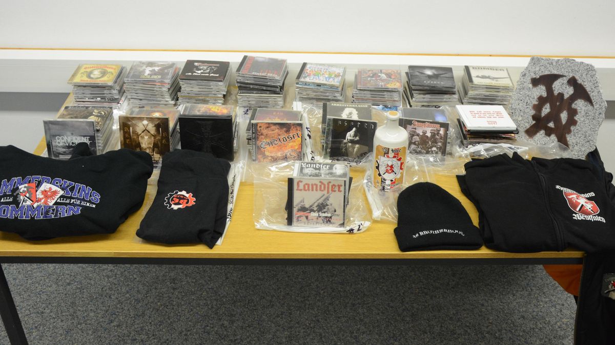 Diverse rechtsextremistische Ton- und Datenträger, Kleidungsstücke sowie weiteres Propagandamaterial wurden sichergestellt. Foto: Polizei
